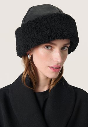 Soaked in Luxury Căciulă - black