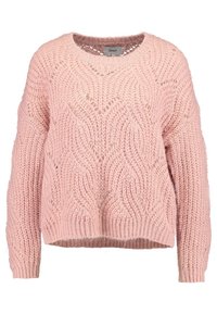 Miękki różowy sweter o grubym splocie z wzorami warkoczowymi i otwartymi splotami, okrągłym dekoltem oraz długimi rękawami.