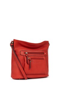 Borsa a spalla in pelle rossa con un design morbido. Presenta due tasche anteriori con zip e una lunga tracolla regolabile. Texture liscia, stile casual.