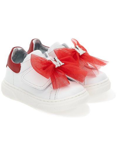 Hvite lær sneakers med røde detaljer, som har en stor rød tyllsløyfe foran og et sølvlogo. Mønstredd gummisåle.