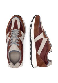 Hnedé a burgundské semišové tenisky s šedými akcentmi, s vrstveným dizajnom, textilným zvrškom a čiernou gumovou podrážkou.