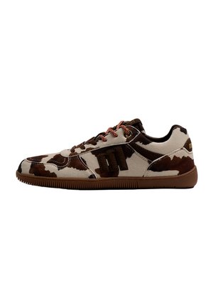 Zapatilla baja con estampado de vaca en marrón y beige, cordones marrones, suela de goma marrón y logo bordado en el lateral y talón.