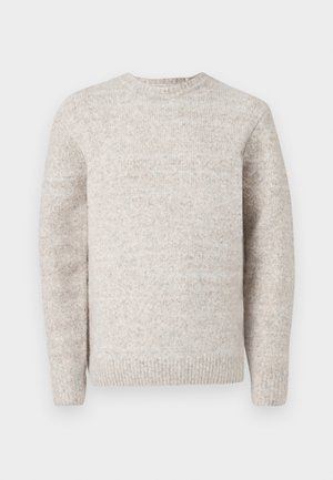 Hedronowy beżowy sweter wełniany z okrągłym dekoltem, z długimi rękawami oraz ściągaczami przy mankietach i na dole, wyeksponowany na białym tle.