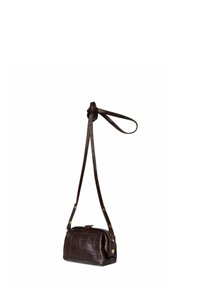 Borsa in pelle marrone con stampa a forma di coccodrillo, di forma arrotondata, con tracolla regolabile e dettagli in ottone. Presenta una chiusura con zip.