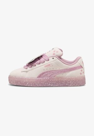 Sneaker in suede rosa chiaro con accenti glitterati rosa e suola maculata rosa. Dotato di un collare imbottito e dettagli a motivo stella sui lati.