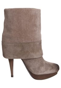 Czarne zamszowe botki za kostkę z żebrowanym mankietem, wysokim obcasem, okrągłym noskiem i kontrastującym drewnianym akcentem u podstawy.