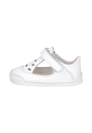 Zapato de cuero blanco para niños, con cierre de Velcro, agujeros de ventilación, suela plana y talón cerrado.