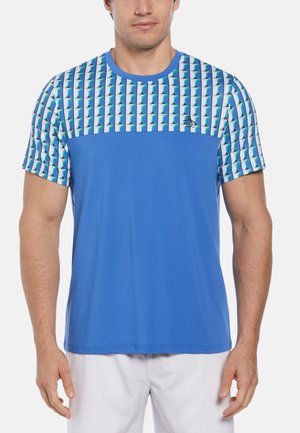 Blauw sport T-shirt met een patroon op het bovenste deel, featuring geometrische vormen in tinten blauw en groen. Korte mouwen en een ronde hals.