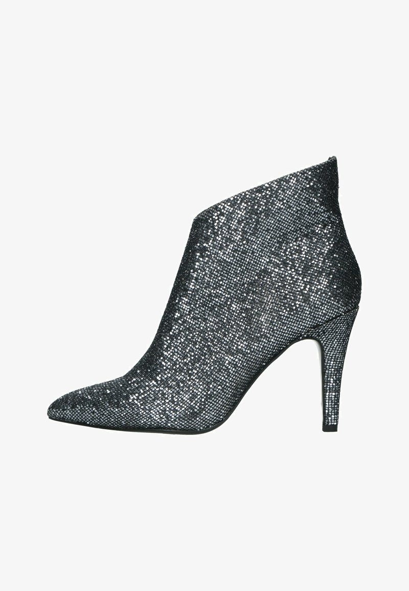 Czarno-srebrne, błyszczące wysokie botki za kostkę z szpiczastym noskiem i cienkim obcasem typu stiletto.