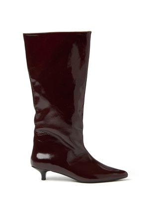 Glänzend dunkelbraune knielange Lederstiefel mit spitzer Zehe und niedrigem Kittenheel, seitlich auf weißem Hintergrund gezeigt.