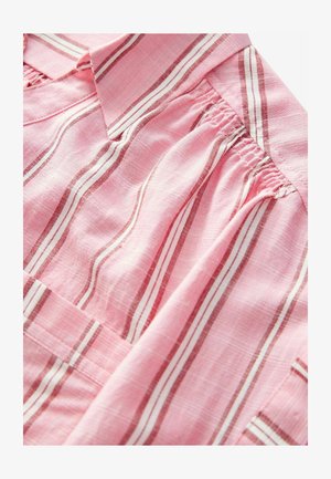 Chemise rose à rayures avec des rayures blanches et rouge foncé, dotée d'un col et d'une texture froncée le long des épaules pour une coupe décontractée.