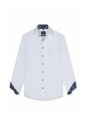 Witte blouse met lange mouwen, zwarte knopen en een donker bloemmotief aan de binnenkant van de kraag en manchetten, plat uitgespreid op een witte achtergrond.