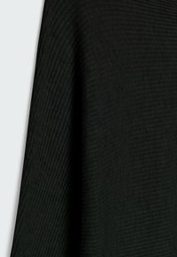 Tissu noir côtelé présentant des lignes verticales, affichant une texture lisse avec un léger éclat. Le matériau semble extensible et léger.