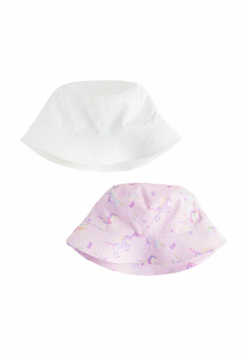 Deux chapeaux seau : l'un est blanc, en tissu uni ; l'autre est violet clair avec un motif de licorne et de petits accents colorés, tous deux avec de larges bords.