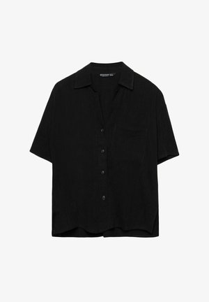 Čierna krátkopyjmová košeľa na gombíky vyrobená z ľahkej tkaniny, s jednou náprsní kapsou a klasickým golierom.