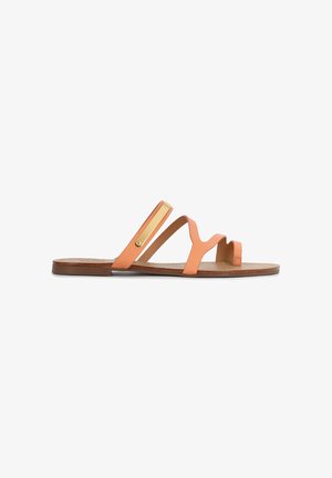 Dámske šľapky na platnej podrážke v broskyňovej farbe, s tromi remienkami a zlatým kovovým doplnkom na jednom z remienkov pre zvýraznenie detailu.