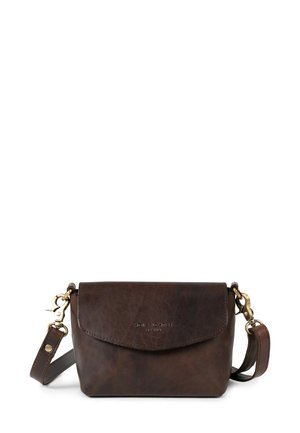 Braune Leder-Crossbody-Tasche mit Klappenoberteil, goldenen Beschlägen und einem abnehmbaren Tragegurt. Verfügt über eine glatte Textur und dezente Markenkennzeichnung.