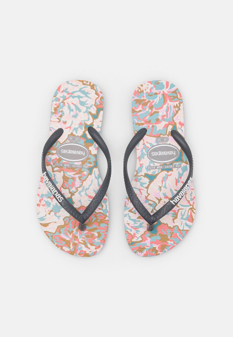 Chinelos Havaianas com uma sola de espuma padrão nas cores rosa, azul e bege. As tiras de borracha preta apresentam detalhes texturizados e a marca.