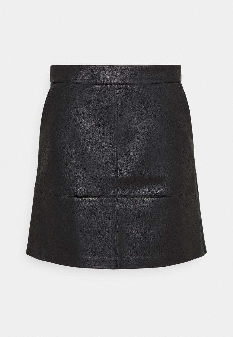 Jupe ligne A en similicuir noir avec des détails de couture visibles, longueur mi-cuisse et taille ajustée.