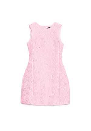 Różowa mini sukienka bez rękawów z fakturą, subtelnymi błyszczącymi zdobieniami i okrągłym dekoltem, rozłożona na płasko na białym tle.