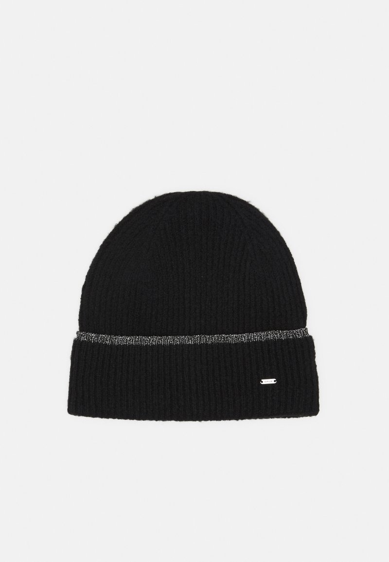 Bonnet tricoté côtelé noir avec un revers plié présentant une fine bande grise et une petite étiquette rectangulaire en métal avec logo.