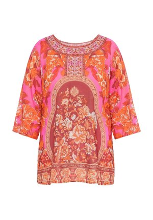 Volná růžová tunika se tříčtvrtečními rukávy, s velkými oranžovými a bílými květinovými vzory a zdobenými okrajovými motivy.