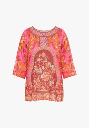Luźna różowa tunika z rękawami do łokcia, z dużymi pomarańczowymi i białymi wzorami kwiatowymi oraz ozdobnymi wzorami na brzegach.