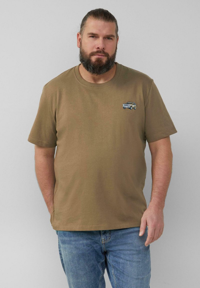 Bruine katoenen t-shirt met korte mouwen, met een klein geborduurd voertuigontwerp op de linkerkant van de borst. Zachte, casual pasvorm.