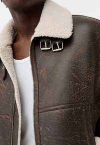 Bershka Jacka i konstläder - dark brown