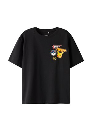 Schwarzes Baumwoll-T-Shirt mit kurzen Ärmeln, das auf der linken Seite gestickte Pokémon-Patches, einschließlich Pikachu und Logos, zeigt.