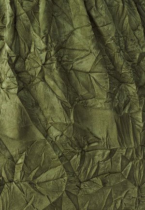 Oliven grøn tekstureret stof med dybe folder og krøller, der viser en blød glans og ujævn overflademønster. Ingen synlige mønstre eller accenter.