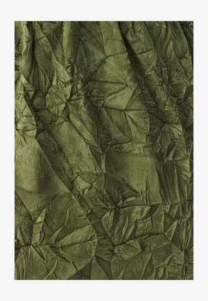 Oliven grøn tekstureret stof med dybe folder og krøller, der viser en blød glans og ujævn overflademønster. Ingen synlige mønstre eller accenter.