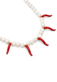 Collana di perle con perle irregolari bianche, decorata con cinque dettagli a forma di peperoncino rosso e hardware dorato, creando un contrasto sorprendente.
