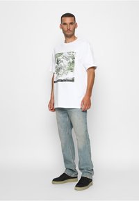 Upscale by Mister Tee RAGE AGAINST THE MACHINE OVERSIZE  - Print T-shirt - white