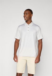 Helles grau gemustertes Polohemd mit Kragen, vier Knöpfen, kurzen Ärmeln, kombiniert mit beigen Shorts. Glatte Textur, lässiges Design.