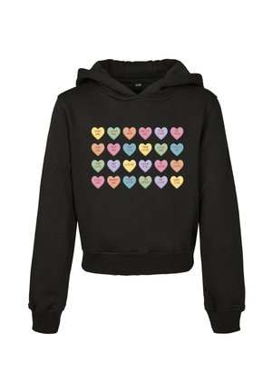 Sort hættetrøje med farverige hjerteformede slik-tekster inklusive "Kys mig", "Vær min", "Ægte kærlighed", "Gift dig med mig" og "Savner dig" på forsiden.