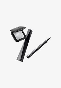 Tre KIKO kosmetikk: en rektangulær svart øyeskyggekompakt med et sølvfarget swirl-mønster, et trekantet svart maskara-rør, og en svart eyeliner penn.