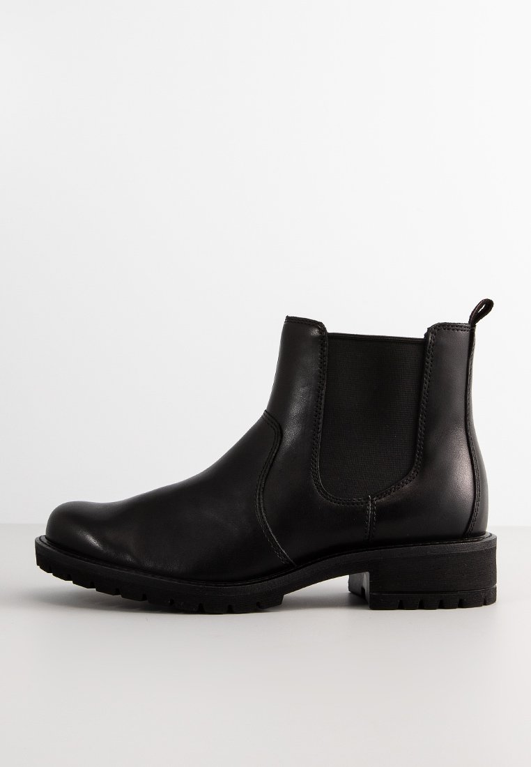 Schwarze Leder-Stiefelette mit elastischen Seitenpaneelen, abgerundeter Spitze, niedrigem Blockabsatz und strukturiertem Gummisohle. Mit einem Zugband auf der Rückseite.