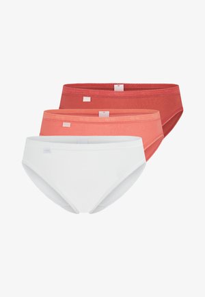Trzy pary bielizny damskiej w kolorach białym, jasnoróżowym i ciemnoczerwonym. Wykonane z gładkiego materiału, z elastycznymi pasami i minimalistycznym wzornictwem.