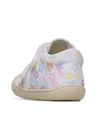 Scarpe da bambino in tela con un motivo di stelle pastello su uno sfondo bianco, suola in gomma beige e design a taglio basso per un facile indossamento.