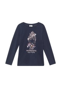 Marineblauwe longsleeve shirt met illustratie van het gezicht van een meisje, bloemen en de tekst "Blijf geweldig en geniet van elke dag" op de voorkant.