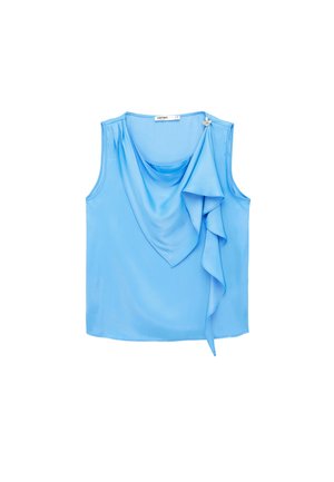 Blusa senza maniche in raso azzurro chiaro con dettaglio di volant drappeggiato sulla spalla destra, fissata con un piccolo bottone decorativo.