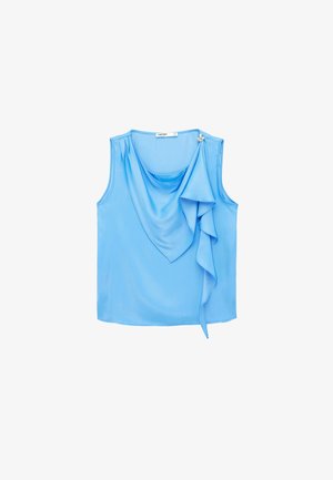 Blouse sans manches en satin bleu clair avec un détail de volant drapé sur l'épaule droite, maintenue par un petit bouton décoratif.