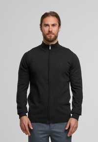 Schwarzer Reißverschluss-Pullover mit hohem Kragen, langen Ärmeln und gerippten Bündchen. Verfügt über ein dezentes Logo auf der Brust und eine strukturierte Strickung.