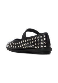 Scarpe nere flat con punta rotonda, caratterizzate da eleganti borchie argentate lungo i lati e una morbida fascetta elastica nera per un migliore supporto.