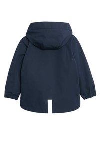 Chaqueta impermeable azul marino con capucha, puños elásticos y una franja blanca en la parte trasera. Textura suave, diseño casual.