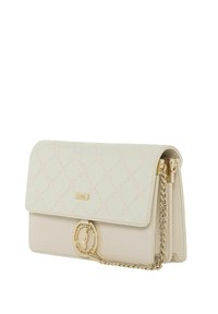 Kremowa torebka z sztucznej skóry z pikowanym wzorem, złotymi akcentami, łańcuszkowym paskiem i okrągłym detalem pod klapą. Kompaktowy prostokątny kształt.