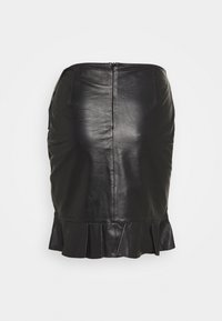 Jupe en cuir noir à la silhouette ajustée, avec un ourlet volanté et une fermeture éclair à l'arrière. Texture lisse avec un léger éclat.