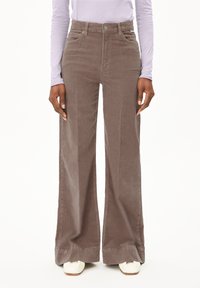 Wijde corduroy broek in een gedempt bruine kleur, met voorzakken, een knoopsluiting en een gestructureerde stof.