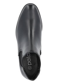 Zapato negro de piel sin cordones con una superficie suave, punta redondeada y un sutil detalle de costura. El interior cuenta con una plantilla acolchada para mayor comodidad.